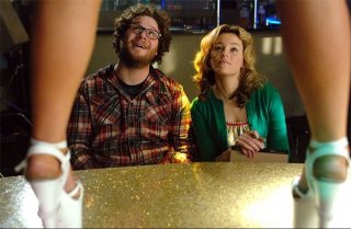 Seth Rogen ed Elizabeth Banks in una scena del film Zack and Miri Make a Porno