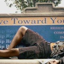 l'attore Will Smith in una scena di Hancock