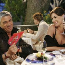 Biagio Izzo e Alena Seredova in una scena di Un'estate al mare