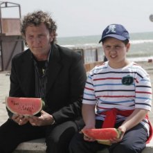 Enzo Salvi in una scena del cinecocomero Un'estate al mare