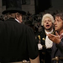 Il regista Carlo Vanzina dirige Gigi Proietti (di spalle) sul set del film Un'estate al mare