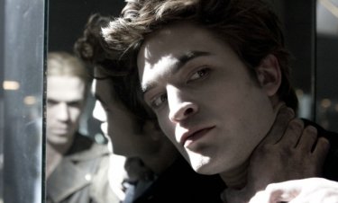 Robert Pattinson in una scena del film Twilight