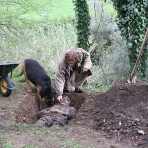 Alberto Bognanni seppellisce Silvio Berlusconi in una scena del film Ho ammazzato Berlusconi