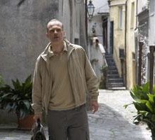 Fabrizio Rizzolo in una scena di Brokers, eroi per gioco