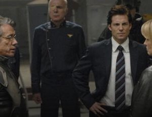 Edward James Olmos, Michael Hogan, Jamie Bamber e Lucy Lawless nell'episodio Revelations di BSG