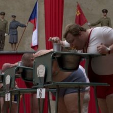 La gara di 'abbuffata' in una scena del film Taxidermia