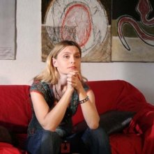 Sabrina Paravicini in una scena di Ho ammazzato Berlusconi