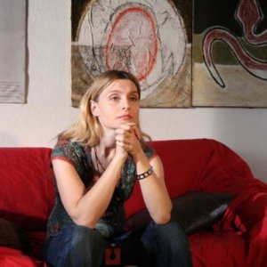 Sabrina Paravicini in una scena di Ho ammazzato Berlusconi