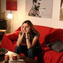 Sabrina Paravicini in una scena del film Ho ammazzato Berlusconi