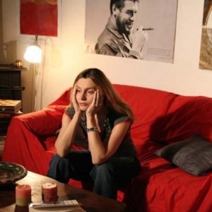 Sabrina Paravicini in una scena del film Ho ammazzato Berlusconi