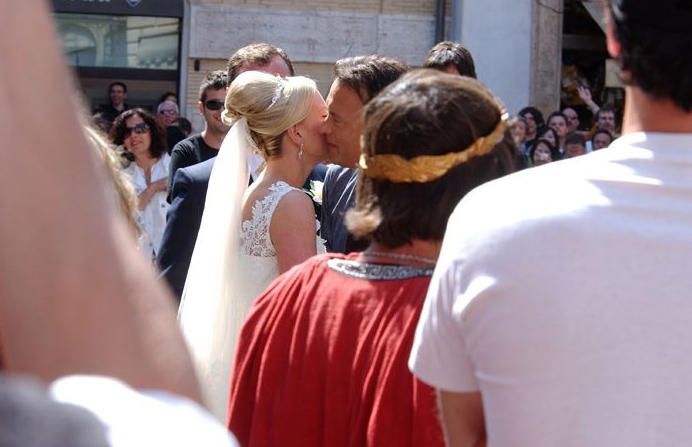 Tom Hanks Sul Set Romano Di Angeli E Demoni Saluta Una Giovane Sposa Dopo Averla Aiutata A Raggiungere La Chiesa Del Pantheon 79569