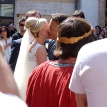 Tom Hanks Sul Set Romano Di Angeli E Demoni Saluta Una Giovane Sposa Dopo Averla Aiutata A Raggiungere La Chiesa Del Pantheon 79569