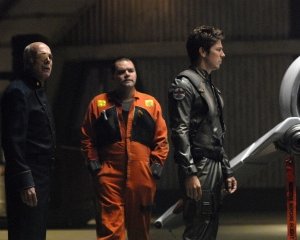Michael Hogan, Aaron Douglas e Michael Trucco nell'episodio Revelations di BSG
