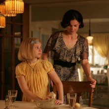 Abigail Breslin e Julia Ormond in una scena di Kit Kittredge: An American Girl