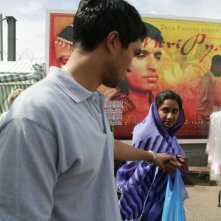 Christopher Simpson e Tannishtha Chatterjee in una scena del film Brick Lane