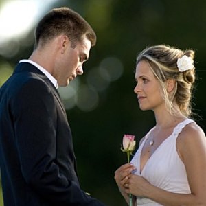 Drew Fuller e Sally Pressman nell'episodio 'Goodbye stranger' della serie Army Wives