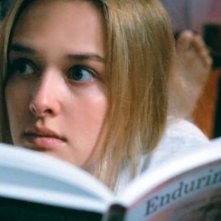 Jess Weixler in una scena del film Denti