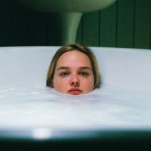 Jess Weixler in vasca da bagno durante una scena del film Teeth