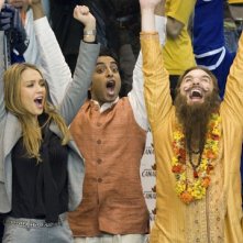 Jessica Alba, Manu Narayan e Mike Myers in una scena di The Love Guru