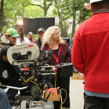 La regista Patricia Rozema sul set del film Kit Kittredge: An American Girl