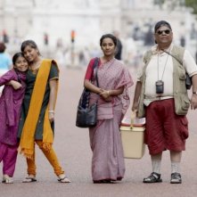 Lana Rahman, Naeema Begum, Tannishtha Chatterjee and Satish Kaushikin una scena del film Brick Lane