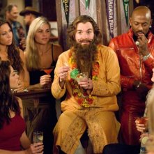 Mike Myers con Romany Malco in una scena di The Love Guru