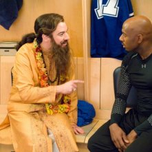 Mike Myers e Romany Malco in una scena di The Love Guru
