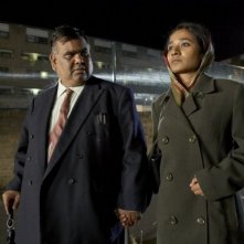Satish Kaushik e Tannishtha Chatterjee in una scena del film Brick Lane