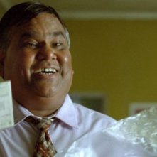 Satish Kaushik in una scena del film Brick Lane