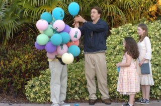 John Cusack, Gracie Bednarczyk e Shélan O'Keefe in una scena del film Grace is Gone
