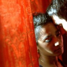 Tannishtha Chatterjee e Christopher Simpson in una scena del film Brick Lane