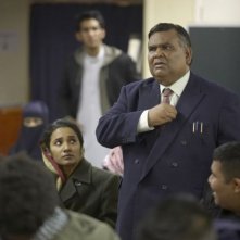 Tannishtha Chatterjee e Satish Kaushik in una scena del film Brick Lane