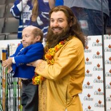 Verne Troyer e Mike Myers in una scena del film The Love Guru