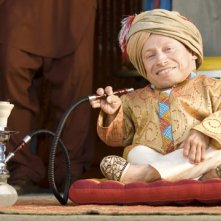 Verne Troyer in una scena del film The Love Guru