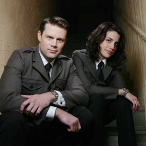 Matt Keeslar e Natalie Morales in un'immagine promozionale di The Middleman