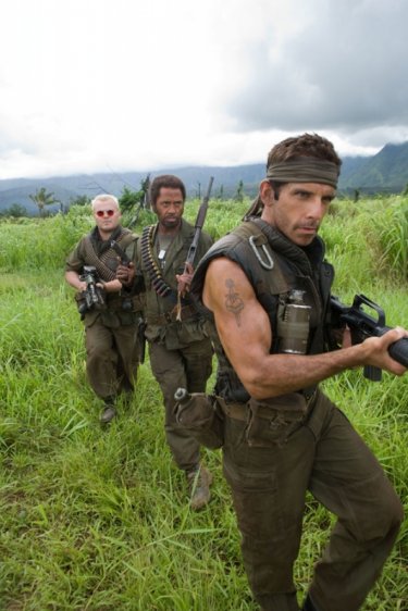 Jack Black, Robert Downey Jr. e Ben Stiller in una scena del film Tropic Thunder