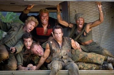 Robert Downey Jr., Jack Black, Jay Baruchel, Nick Nolte, Ben Stiller e Brandon T. Jackson in una scena del film Tropic Thunder