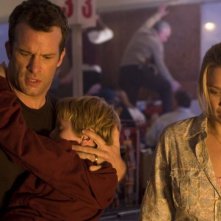 Thomas Jane e Laurie Holden in una scena del film The Mist, tratto da un racconto di Stephen King
