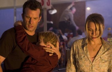 Thomas Jane e Laurie Holden in una scena del film The Mist, tratto da un racconto di Stephen King