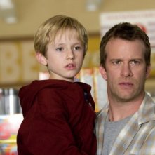 Thomas Jane e Nathan Gamble in una scena del film The Mist
