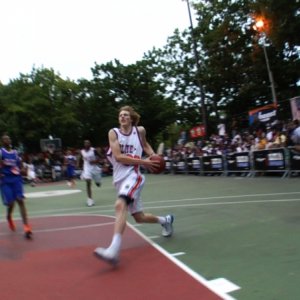 Una scena del documentario sportivo Gunnin' for That #1 Spot, diretto da Adam Yauch dei Beastie Boys