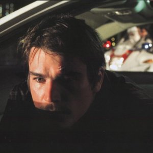 Josh Hartnett in una scena di I Come with the Rain