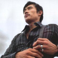 Lee Byung-hun in una scena del film I Come with the Rain