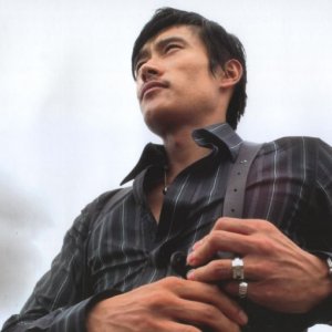 Lee Byung-hun in una scena del film I Come with the Rain