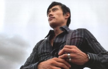 Lee Byung-hun in una scena del film I Come with the Rain