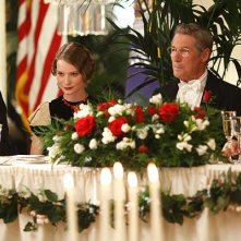 Mia Wasikowska e Richard Gere in una scena del film Amelia