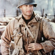 Tom Hanks in una scena di Salvate il soldato Ryan