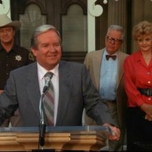 Angela Lansbury (sullo sfondo) in una scena de La signora in giallo