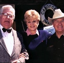 Angela Lansbury con altri protagonisti del telefilm La signora in giallo