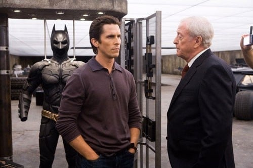 Christian Bale e Michael Caine in una scena de Il cavaliere oscuro